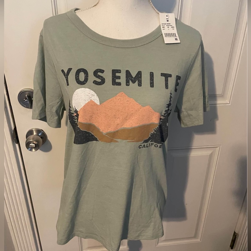 Yosemite Short Sleeve Graphic T-Shirt. NEW. Size M